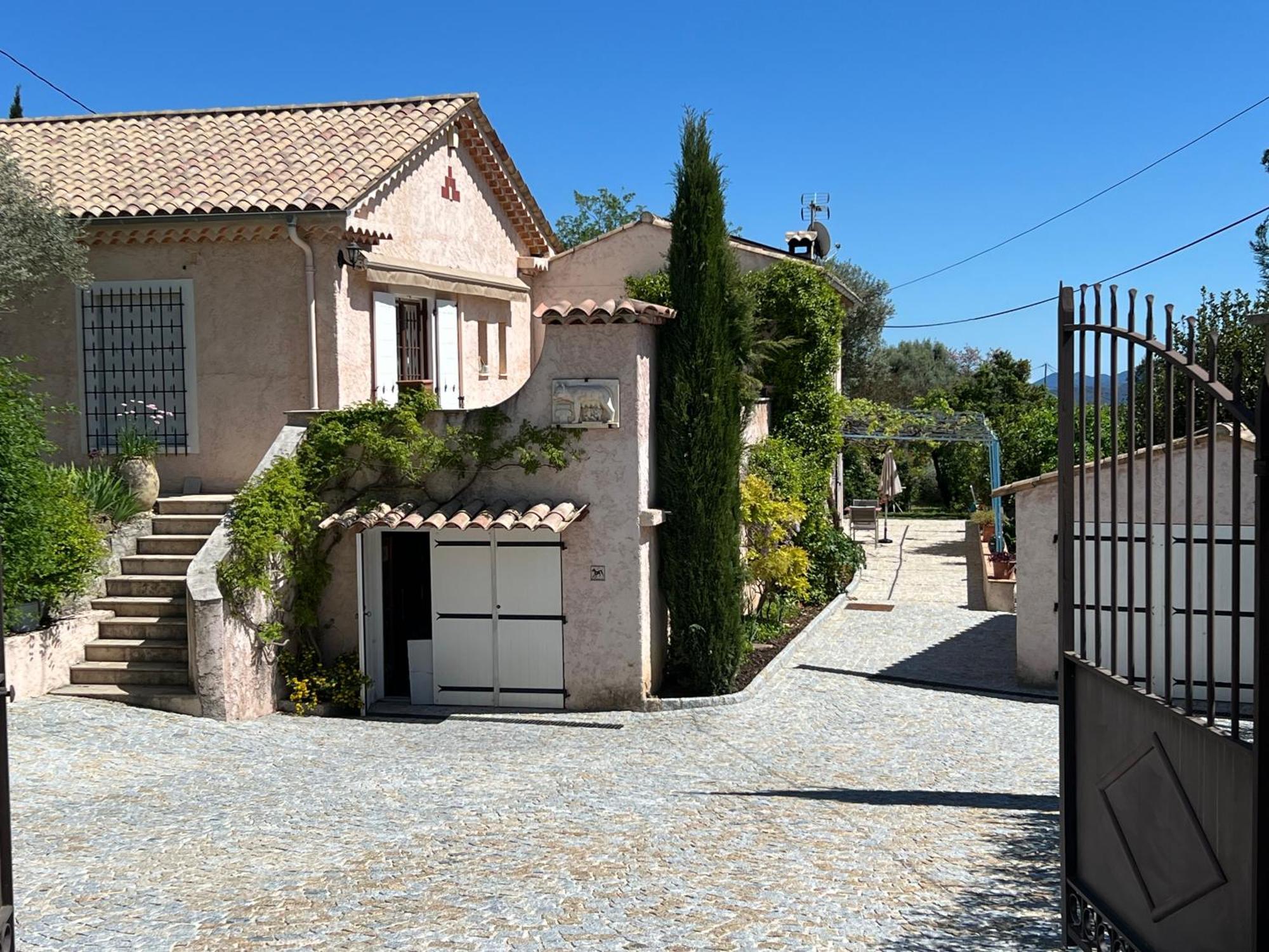 Bed and Breakfast Le Nid Des Arts Tourrettes Exterior foto